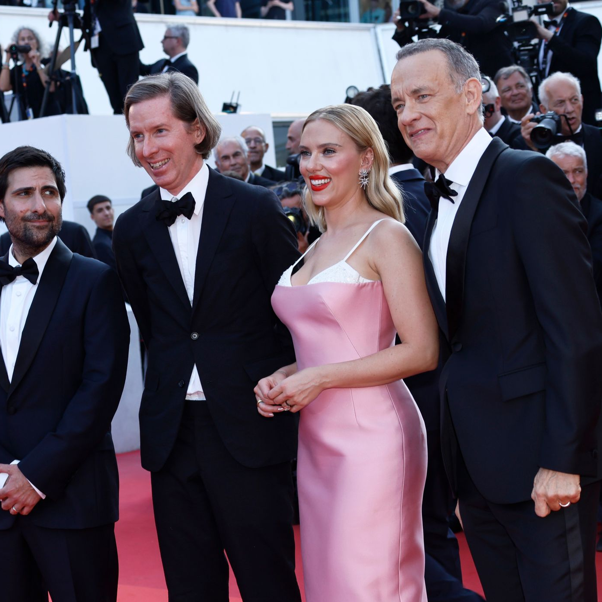 Männer ohne Handy: Bryan Cranston (l) und Matt Dillon (r). Männer mit Handy: Wes Anderson (2.v.l) und Adrien Brody. - Foto: Joel C Ryan/Invision/AP/dpa