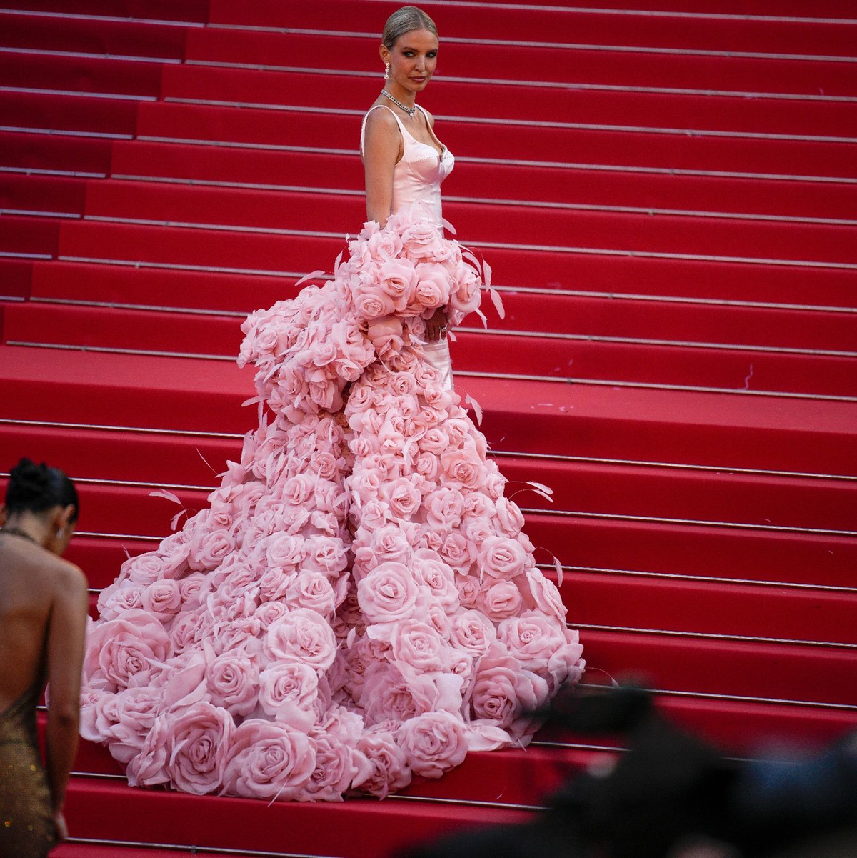 Rupert Friend und Maya Hawke tanzen auf dem roten Teppich. - Foto: Daniel Cole/AP/dpa