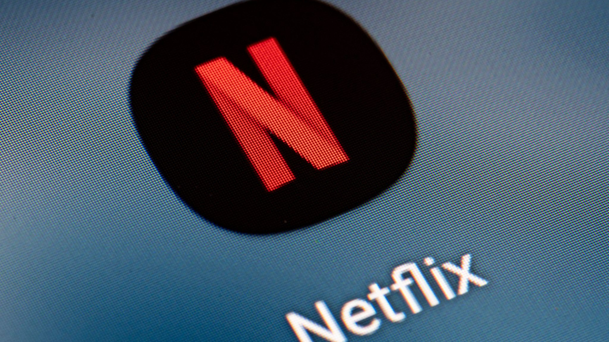 Auf dem Bildschirm eines Smartphones ist das Logo von Netflix zu sehen. - Foto: Fabian Sommer/dpa