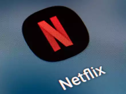 Netflix reduziert seine Veröffentlichungen stark: von 107 im Jahr 2022 auf 68 im Jahr 2023. - Foto: Fabian Sommer/dpa