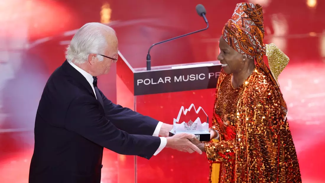 König Carl XVI. Gustaf überreicht Angélique Kidjo den Polar-Musikpreis. - Bild: Christine Olsson/TT News Agency/AP/dpa
