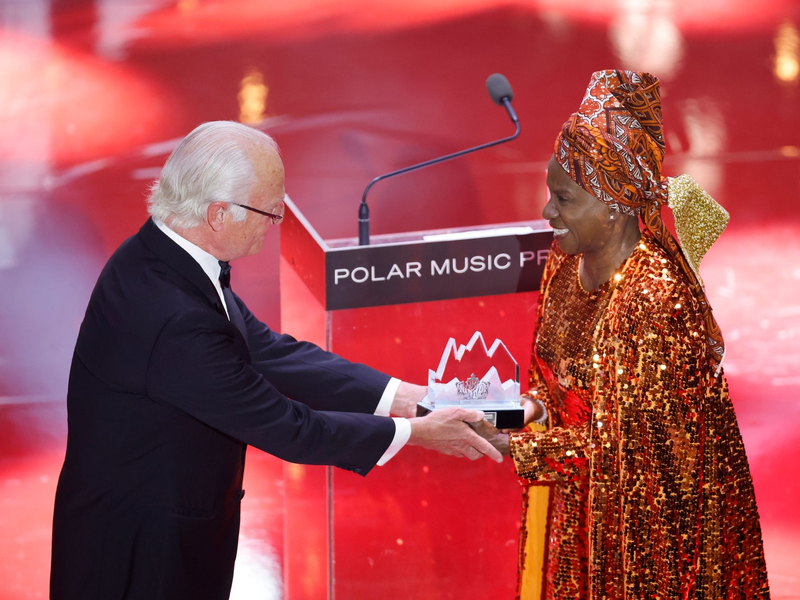 König Carl XVI. Gustaf überreicht Angélique Kidjo den Polar-Musikpreis. - Foto: Christine Olsson/TT News Agency/AP/dpa