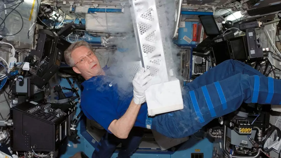 Der deutsche Astronaut Thomas Reiter an Bord der Internationalen Raumstation ISS: Hier hantiert er mit Teilen einer Laborgefriereinrichtung. - Bild: NASA/dpa