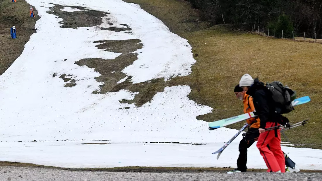 Ende der Skisaison 2022/23 in Garmisch-Partenkirchen - dort lag im März kaum noch Schnee. - Bild: Angelika Warmuth/dpa