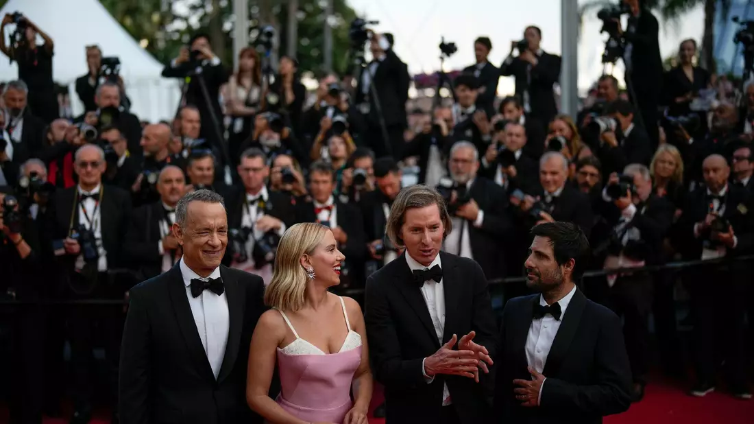 Tom Hanks (l-r), Scarlett Johansson, Wes Anderson und Jason Schwartzman posieren für die Fotografen. - Bild: Daniel Cole/AP