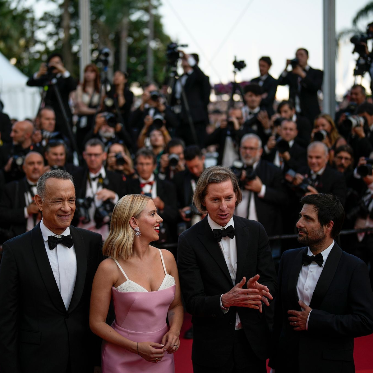 Tom Hanks (l-r), Scarlett Johansson, Wes Anderson und Jason Schwartzman posieren für die Fotografen. - Foto: Daniel Cole/AP