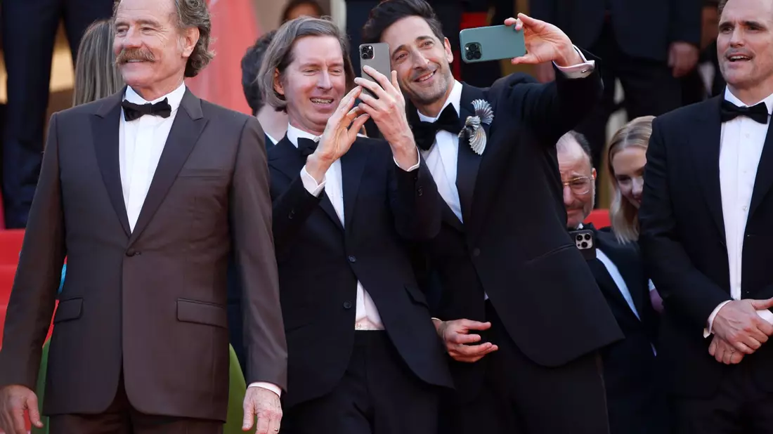 Bryan Cranston (l-r), Wes Anderson, Adrien Brody und Matt Dillon vor der Premiere von «Asteroid City» in Cannes. - Bild: Joel C Ryan/Invision/AP/dpa