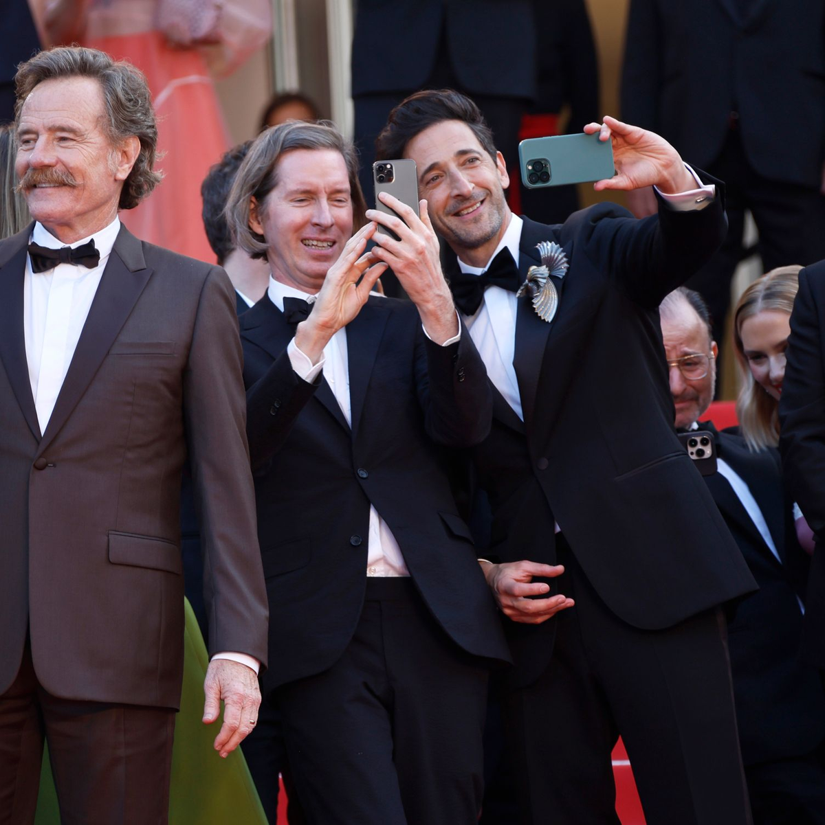 Bryan Cranston (l-r), Wes Anderson, Adrien Brody und Matt Dillon vor der Premiere von «Asteroid City» in Cannes. - Foto: Joel C Ryan/Invision/AP/dpa