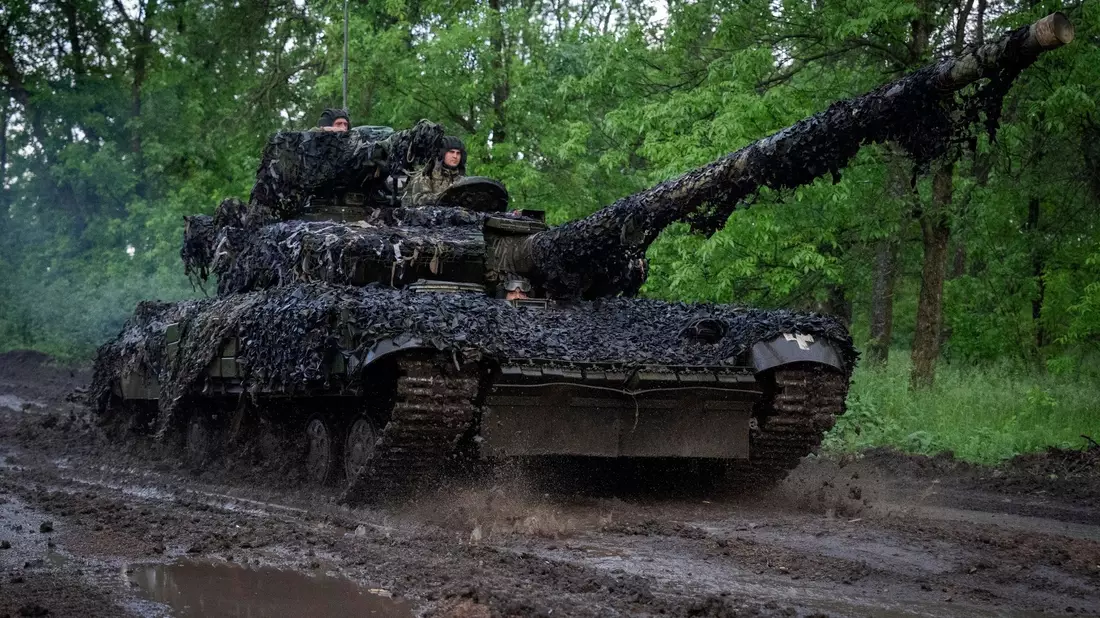 Ukrainische Soldaten fahren mit Panzern zu ihren Stellungen nahe Bachmut. - Bild: Efrem Lukatsky/AP