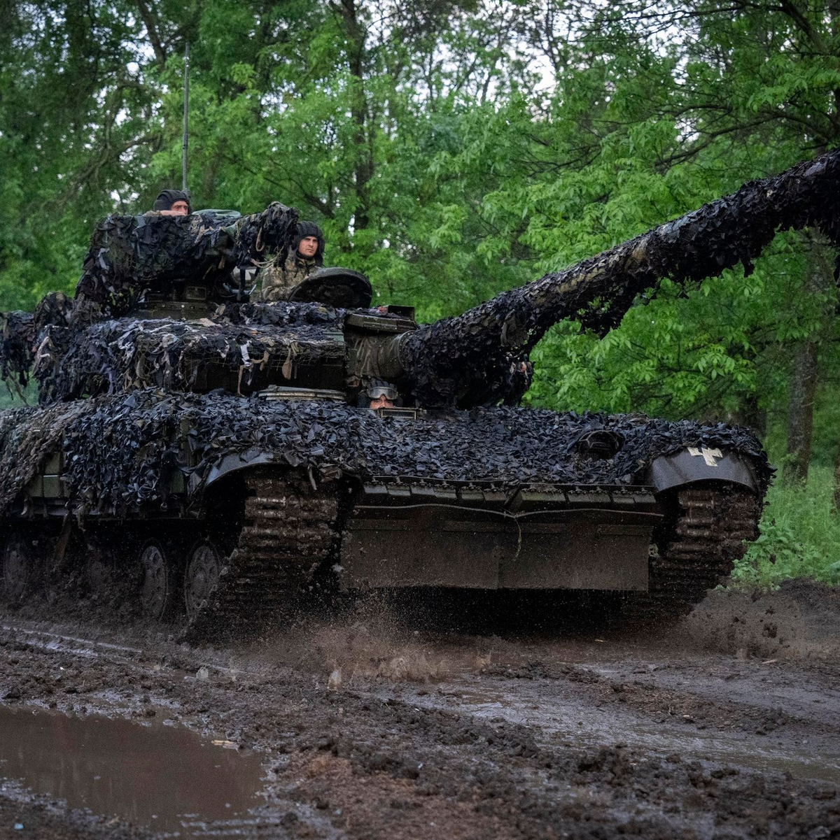 Ukrainische Soldaten fahren mit Panzern zu ihren Stellungen nahe Bachmut. - Foto: Efrem Lukatsky/AP