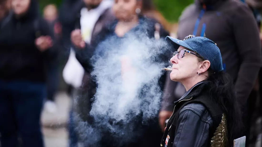 Cannabis-Rauch bei einer Demonstration für die Legalisierung der Droge - in der Debatte um Modellregionen für die kontrollierte Abgabe kommen Bedenken aus Nordrhein-Westfalens Gesundheitsministerium. - Bild: Annette Riedl/dpa