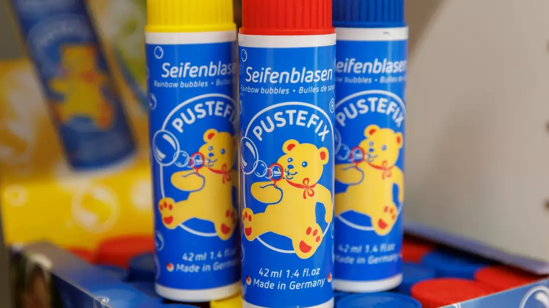 Die Rezeptur für die Seifenblasen von Pustefix sei streng geheim, sagt der Chef. Wasser sei natürlich drin und Seife. «Und ein Verdickungsmittel, um die Seifenblasen entstehen zu lassen.» - Bild: Julian Rettig/dpa