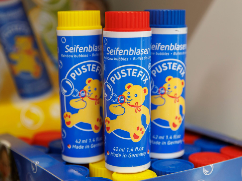 Die Rezeptur für die Seifenblasen von Pustefix sei streng geheim, sagt der Chef. Wasser sei natürlich drin und Seife. «Und ein Verdickungsmittel, um die Seifenblasen entstehen zu lassen.» - Foto: Julian Rettig/dpa