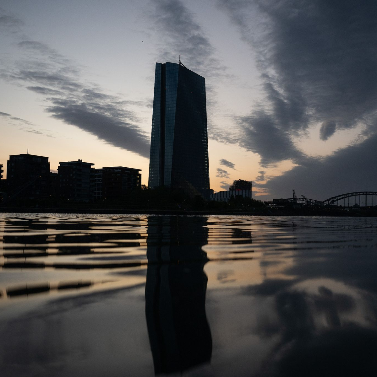 Aktuell hält die hartnäckig hohe Inflation die Hüter des Euro in Atem. - Foto: Sebastian Christoph Gollnow/dpa