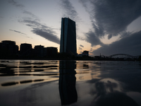 Aktuell hält die hartnäckig hohe Inflation die Hüter des Euro in Atem. - Foto: Sebastian Christoph Gollnow/dpa