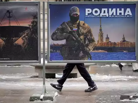 Ein Plakat mit dem Bild eines russischen Soldaten und der Aufschrift «Wir verteidigen das Vaterland» in St. Petersburg. - Foto: Dmitri Lovetsky/AP/dpa