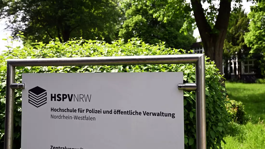 Die Zentralverwaltung der Hochschule für Polizei und öffentliche Verwaltung Nordrhein-Westfalen. - Bild: Federico Gambarini/dpa