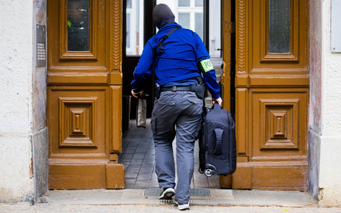Die Polizei geht in Berlin-Neukölln gegen Clan-Kriminalität vor. - Foto: Christoph Soeder/dpa