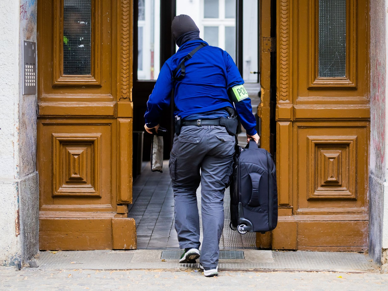 Die Polizei geht in Berlin-Neukölln gegen Clan-Kriminalität vor. - Foto: Christoph Soeder/dpa