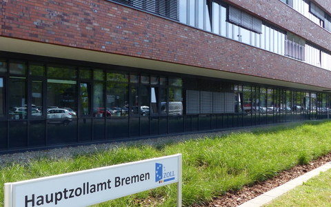 HZA-HB: Erfolgreiche Jahresbilanz des HZA Bremen / über 400 kg Kokain sichergestellt/ 150.000 gefälschte Produkte einbehalten/ 3,8 Milliarden Euro Einnahmen/ erfolgreiche Bekämpfung der Schwarzarbeit - Foto: presseportal.de