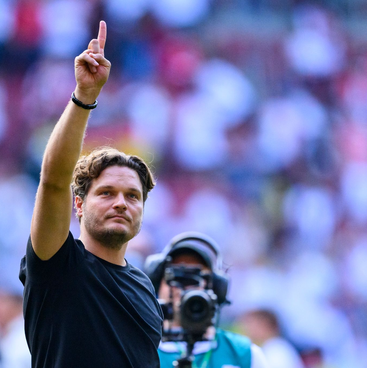 Nach der Niederlage gegen Dortmund bedankt sich Sandro Wagner in der Kurve für die Unterstützung der Fans. - Foto: Tom Weller/dpa