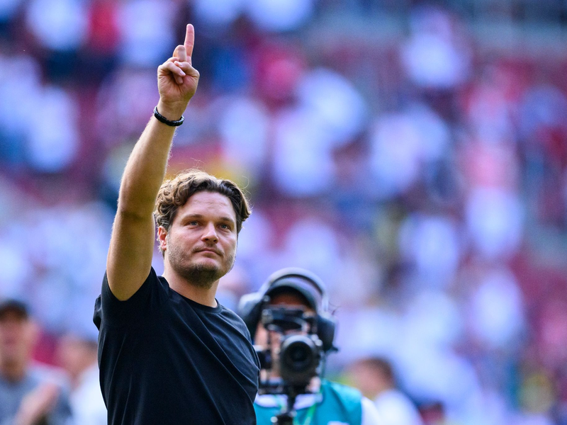 Enttäuschung pur: BVB-Trainer Nuri Sahin (r.) während des Spiels auf der Bank. - Foto: Tom Weller/dpa