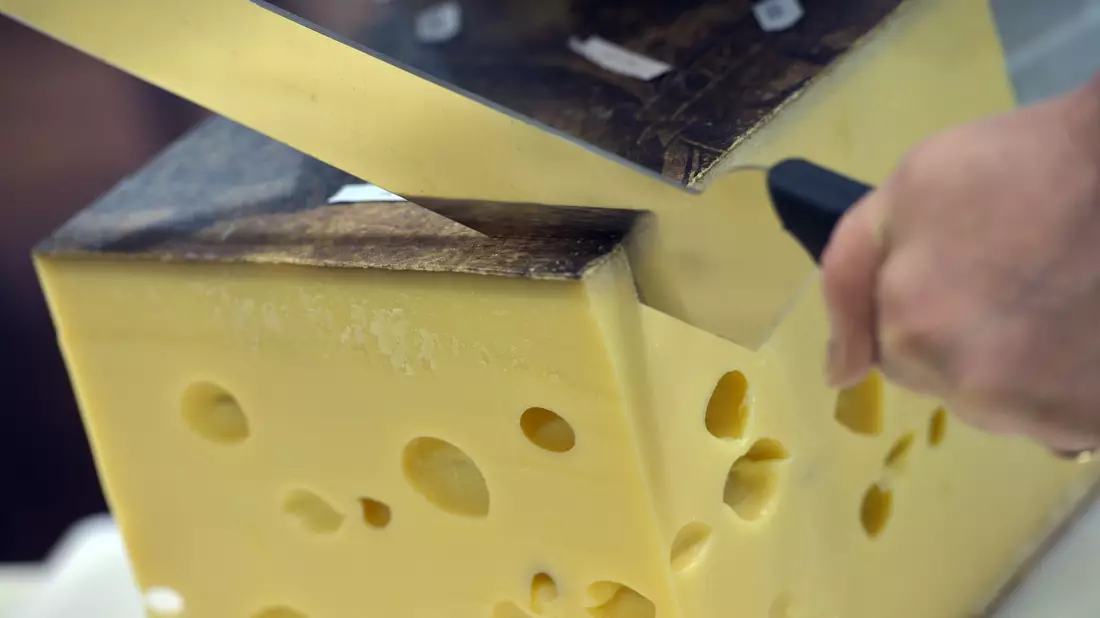 Das EU-Gericht in Luxemburg hat im Markenstreit um Emmentaler am Mittwoch ein Urteil verkündet. - Bild: Harald Tittel/dpa