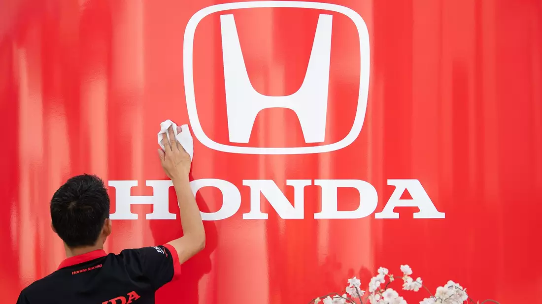 Honda kehrt Ende 2026 als Motorenlieferant für den Aston-Martin-Rennstall in die Formel 1 zurück. - Bild: Sebastian Gollnow/dpa