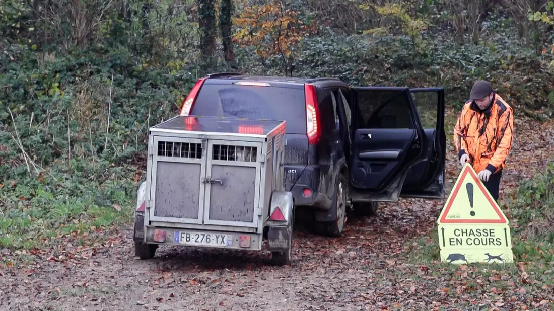 Ein französischer Jäger stellt ein Schild auf, das Spaziergänger vor einer Drückjagd warnt. - Bild: Dominique Gest/Französischer Jagdverband/dpa