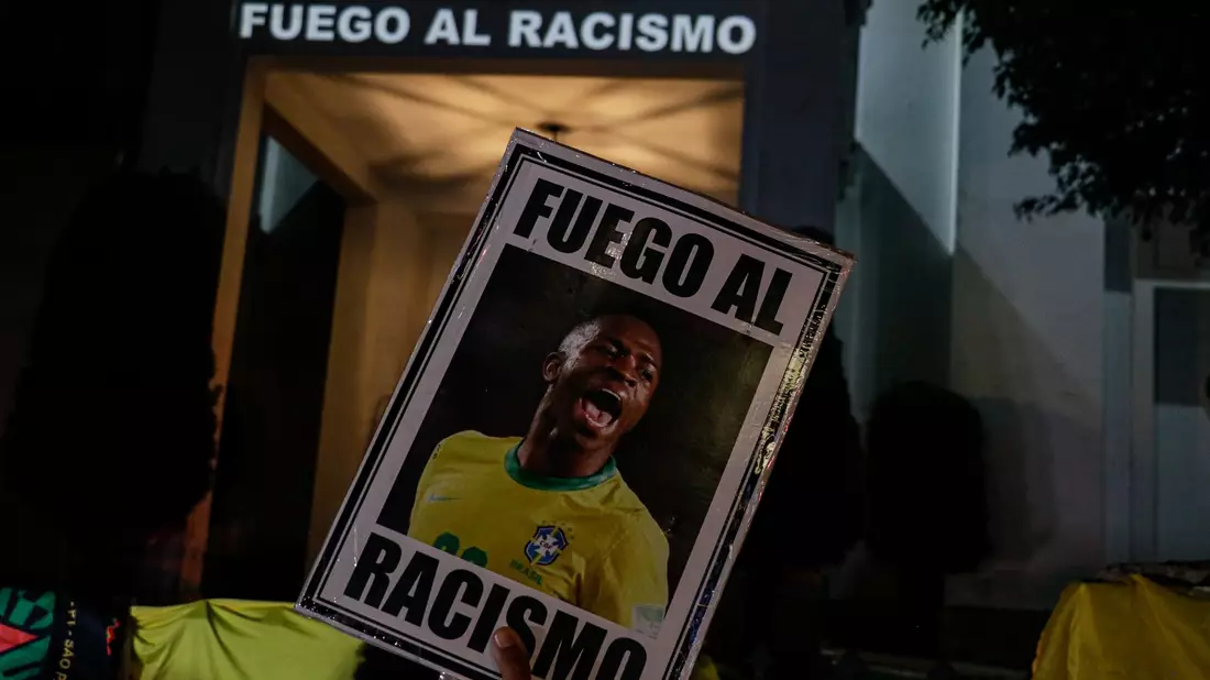 Menschen protestieren vor dem spanischen Generalkonsulat in São Paulo. - Bild: Allison Sales/dpa
