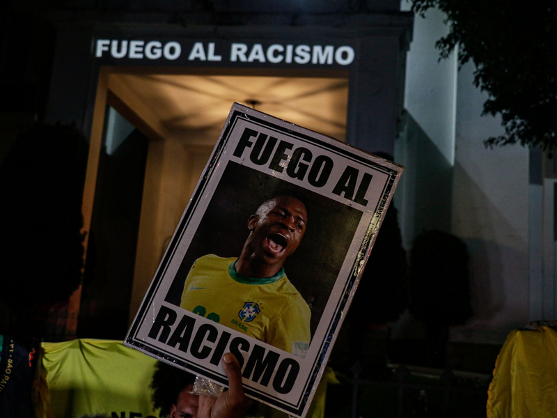 Menschen protestieren vor dem spanischen Generalkonsulat in São Paulo. - Foto: Allison Sales/dpa