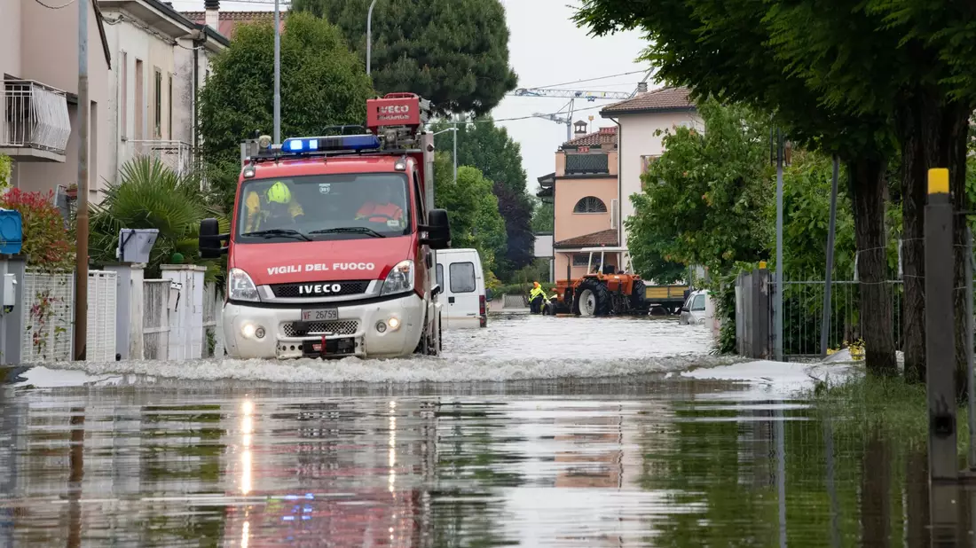 Die Feuerwehr im Einsatz im italienischen Hochwassergebiet. - Bild: Gianluca Ricci/LPS via ZUMA Press Wire/dpa