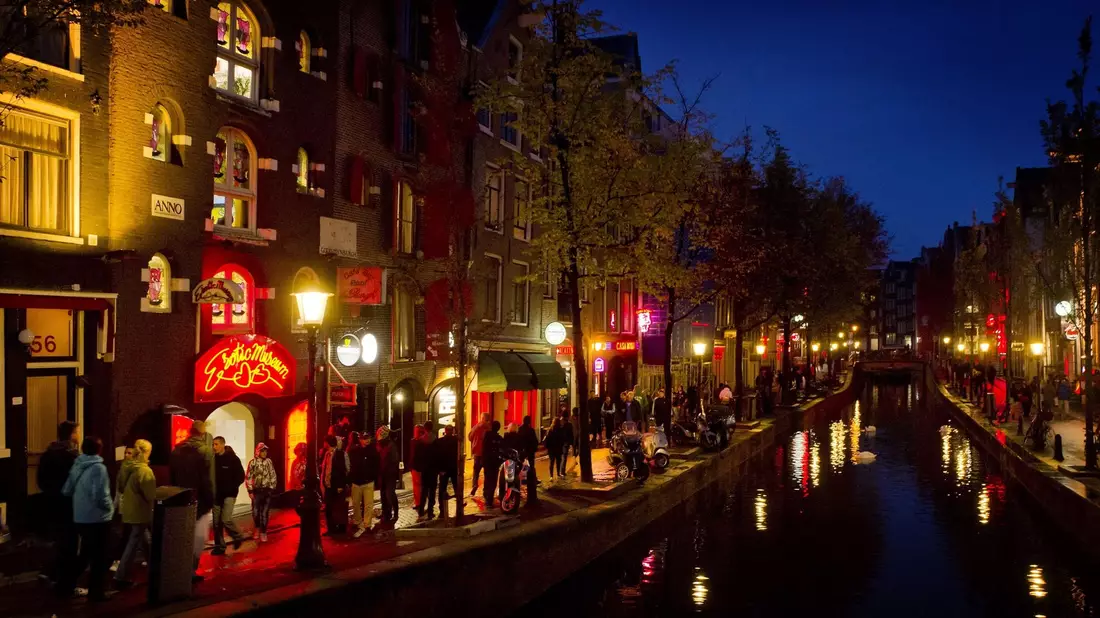 Im alten Zentrum von Amsterdam gehen bald die Joints aus. - Bild: Koen Van Weel/epa/dpa