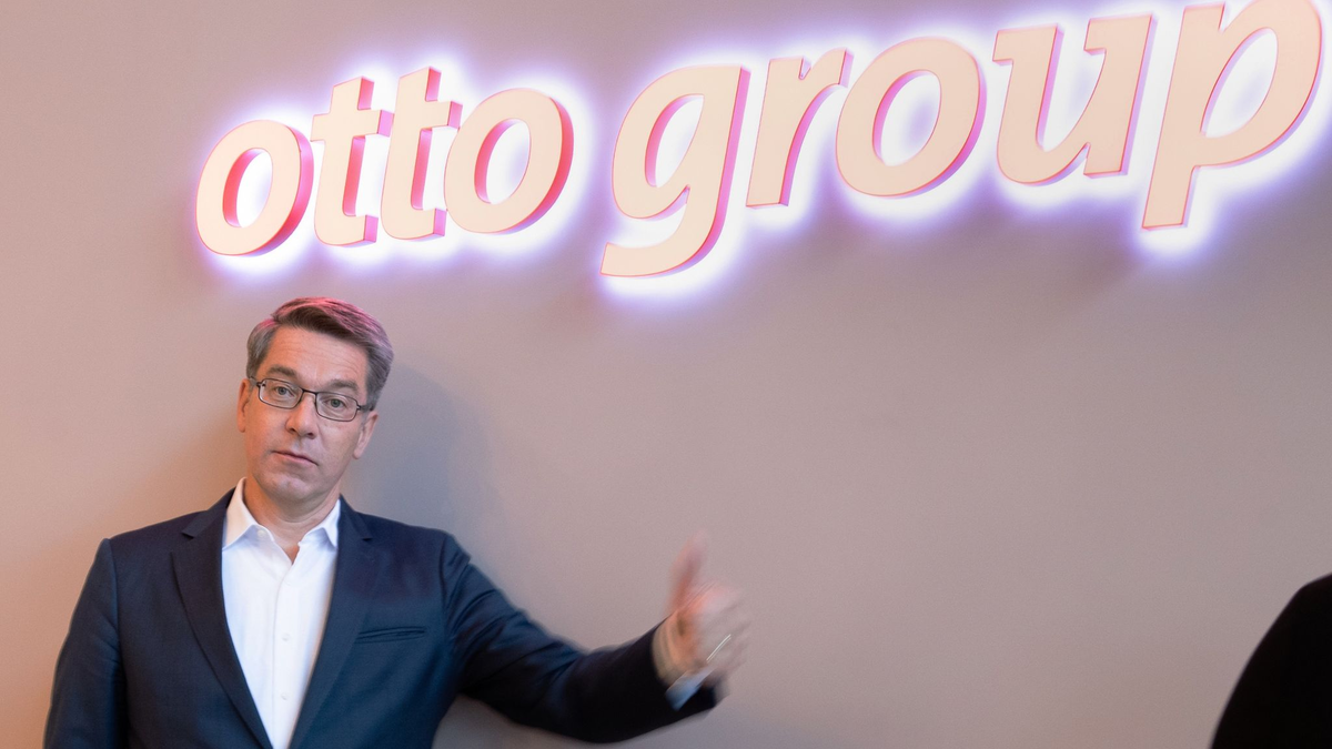 Alexander Birken, Vorstandsvorsitzender der Otto Group, hat keine gute Nachrichten. Die hohe Inflation und die Konsumflaute nach dem russischen Angriff auf die Ukraine haben die Otto Group in die roten Zahlen gedrückt. - Foto: Christian Charisius/dpa