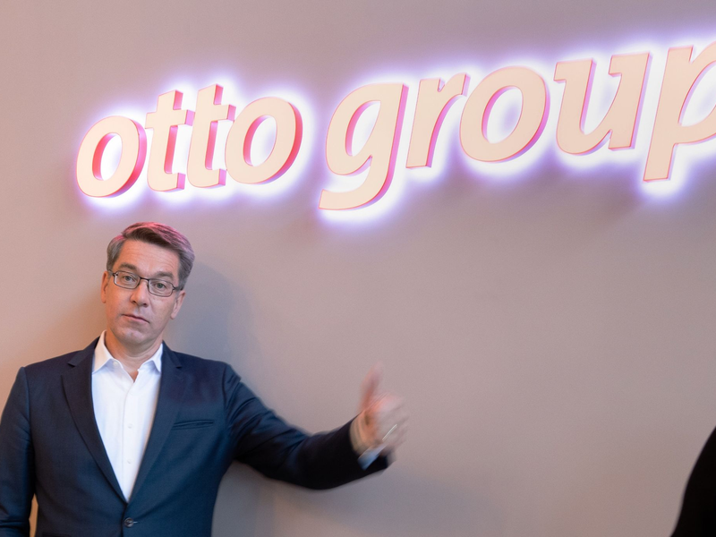 Alexander Birken, Vorstandsvorsitzender der Otto Group, hat keine gute Nachrichten. Die hohe Inflation und die Konsumflaute nach dem russischen Angriff auf die Ukraine haben die Otto Group in die roten Zahlen gedrückt. - Foto: Christian Charisius/dpa