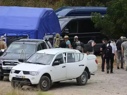 Suchteams der Polizei kehren im portugiesischenBarragem do Arade in ein Einsatzzelt zurück. - Foto: Joao Matos/AP/dpa
