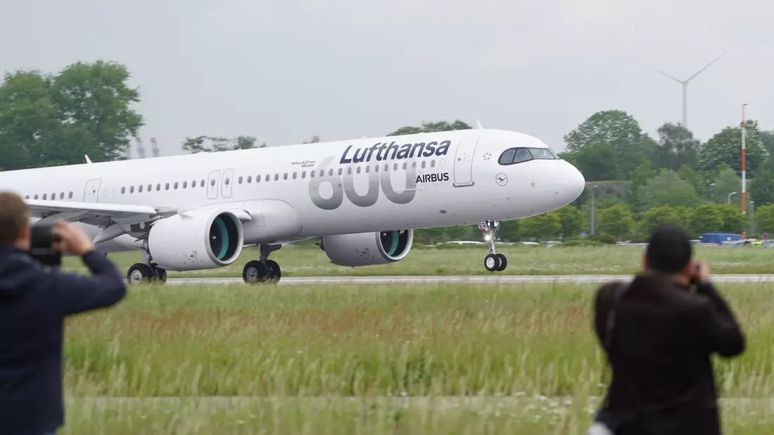 Der Airbus A321neo «Münster» der Fluggesellschaft Lufthansa hebt am Airbus-Werk in Finkenwerder zum Flug nach München ab. - Bild: Marcus Brandt/dpa