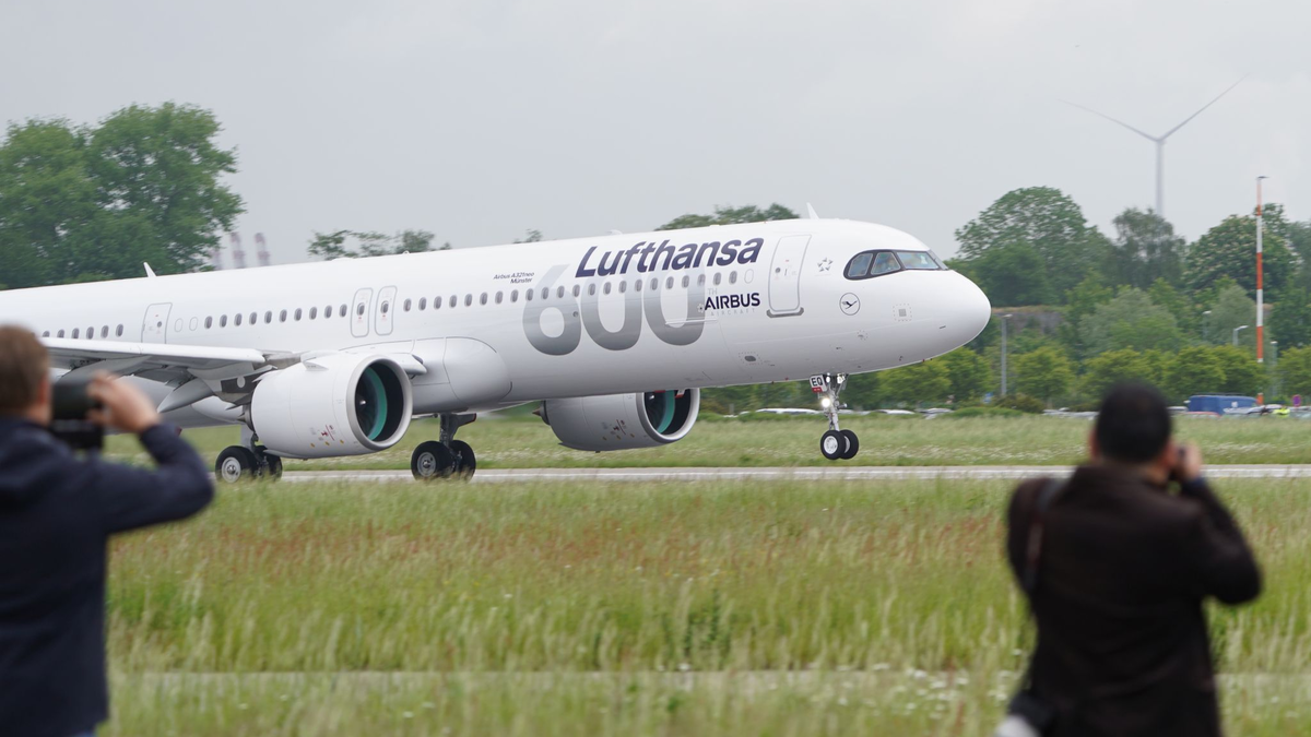 Der Airbus A321neo «Münster» der Fluggesellschaft Lufthansa hebt am Airbus-Werk in Finkenwerder zum Flug nach München ab. - Foto: Marcus Brandt/dpa