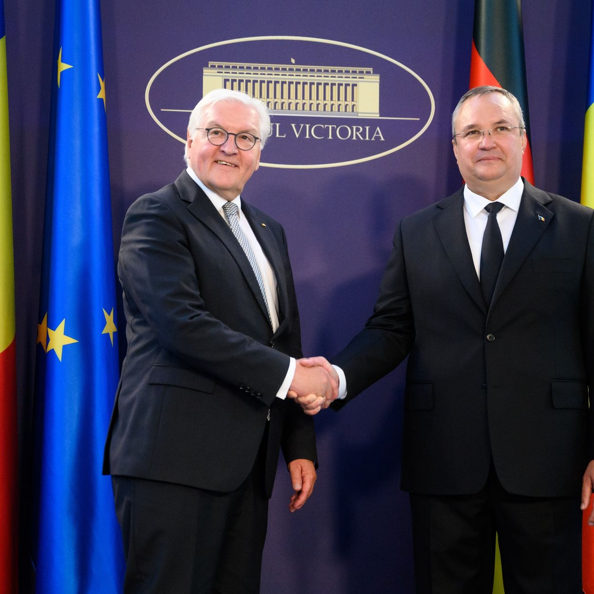 Shakehands zwischen Bundespräsident frank-Walter steinmeier (l.) und dem rumänischen Ministerpräsidenten Nicolae-Ionel Ciuca. - Foto: Bernd von Jutrczenka/dpa