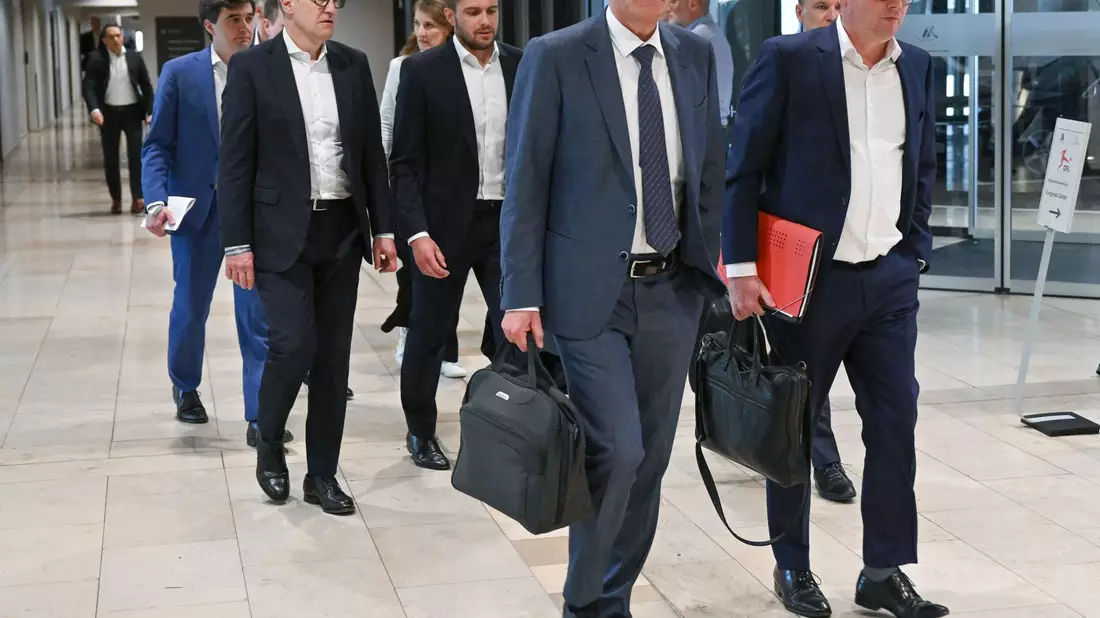 Auf der DFL-Mitgliederversammlung am Frankfurter Flughafen wurde der mögliche Einstieg eines Investors bei der Deutschen Fußball Liga (DFL) diskutiert. - Bild: Arne Dedert/dpa