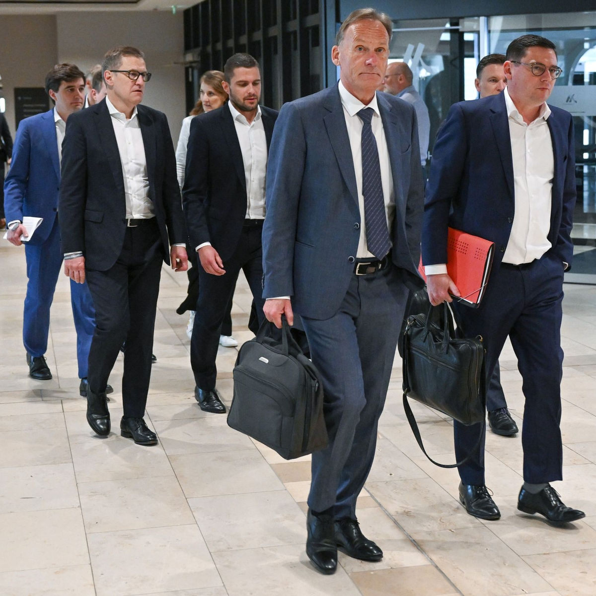 Auf der DFL-Mitgliederversammlung am Frankfurter Flughafen wurde der mögliche Einstieg eines Investors bei der Deutschen Fußball Liga (DFL) diskutiert. - Foto: Arne Dedert/dpa