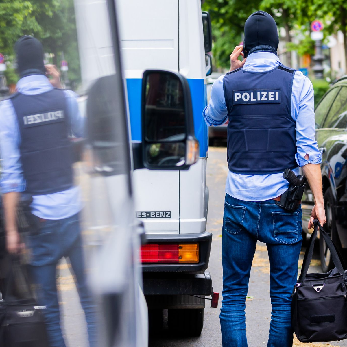 Polizei und Staatsanwaltschaft haben im Zuge eines Ermittlungsverfahrens zu Mitgliedern der Letzten Generation 15 Objekte in sieben Bundesländern durchsucht. Hier in Berlin-Kreuzberg. - Foto: Christoph Soeder/dpa