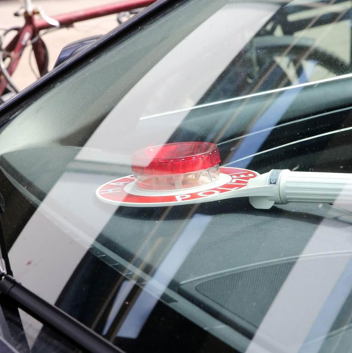 Ein ziviles Polizeifahrzeug mit Münchener Kennzeichen steht bei einer Durchsuchungsaktion in der Nähe des Durchsuchungsobjektsin Hamburg. - Foto: Bodo Marks/dpa
