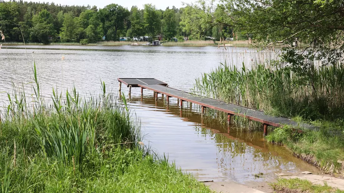 Blick auf eine Badestelle am Großen Wentowsee in Brandenburg, wo zwei Männer ertunken sind. - Bild: Joerg Carstensen/dpa