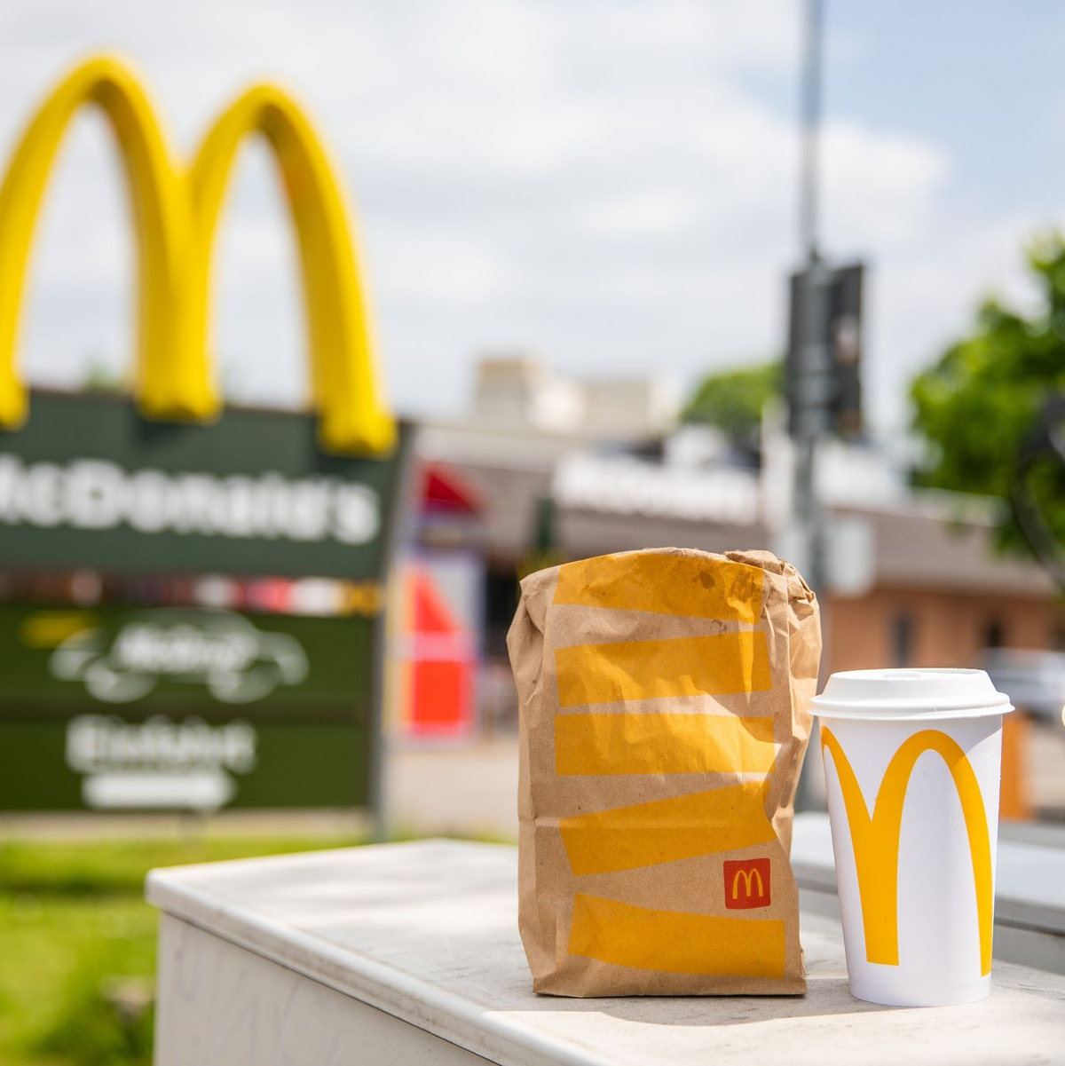 Eine McDonald's To-Go-Tüte und ein dazugehöriger To-Go-Becher stehen vor einer Tübinger McDonald's Filiale. - Foto: Christoph Schmidt/dpa