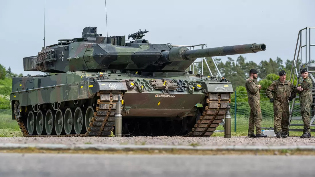 Ein Kampfpanzer vom Typ Leopard II A6. Die Bundeswehr erhält als Ausgleich für Panzerlieferungen an die Ukraine 18 neue Kampfpanzer vom Nachfolgermodell Leopard 2A8. - Bild: Armin Weigel/dpa