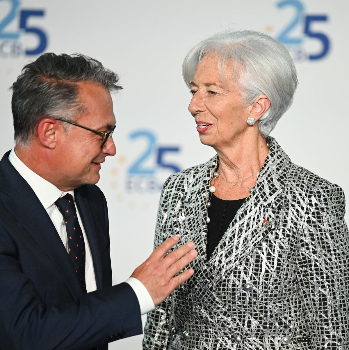 Christine Lagarde lächelt ihren Vorgänger Jean-Claude Trichet an. - Foto: Arne Dedert/dpa