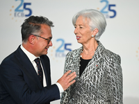 Christine Lagarde lächelt ihren Vorgänger Jean-Claude Trichet an. - Foto: Arne Dedert/dpa