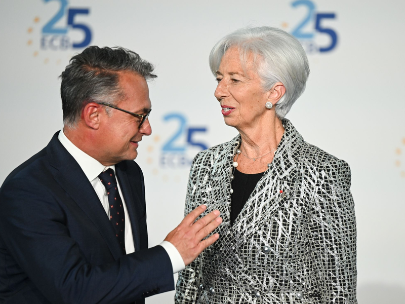Christine Lagarde lächelt ihren Vorgänger Jean-Claude Trichet an. - Foto: Arne Dedert/dpa