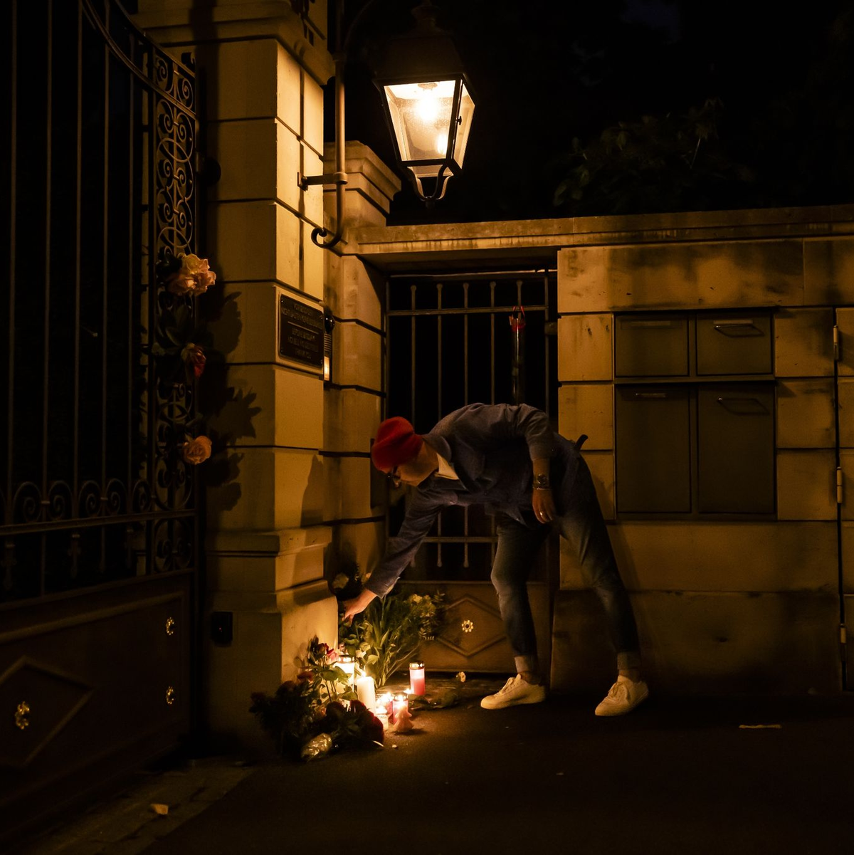 Ein Mann legt Blumen am Tor des Hauses der US-amerikanischen Sängerin Tina Turner. - Foto: Michael Buholzer/KEYSTONE/dpa